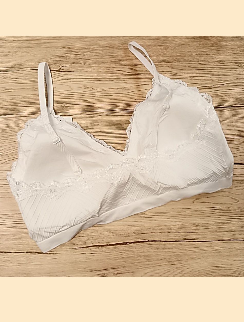 Bordázott, csipkeszegélyes pántos top, szivaccsal bélelt (kivehető)